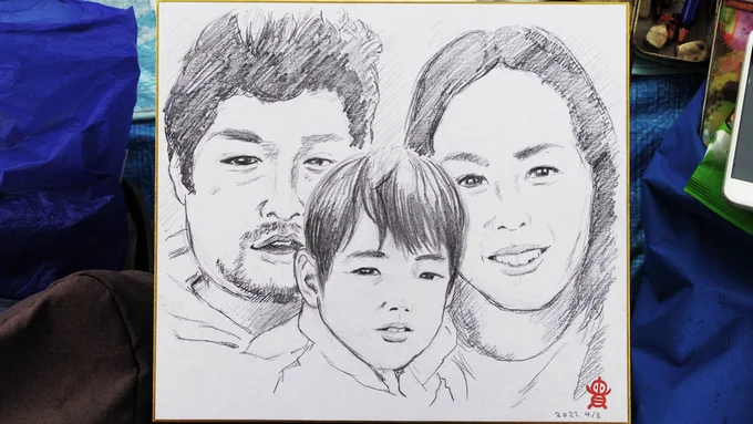 宮崎台ふる里さくら祭りでお描きした #似顔絵 、お客様に許可いただきアップ!✍️😊
お子さんとお母さんお父さんの三人ご家族✨
幸せ感を絵に込められたかな?🎨
雨の中ありがとうございました🙏
#鉛筆画 #絵描きさんと繋がりたい #イラスト好きな人と繋がりたい #宮前区 #宮崎台さくら祭り #さくら祭り 