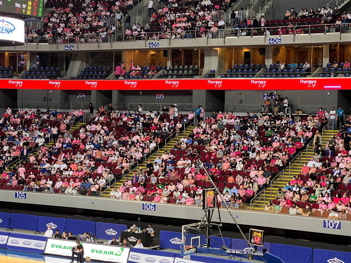 inquirerdotnet's tweet photo. LOOK: UAAP fans wear pink to show their support for presidential candidate Vice President Leni Robredo and her running mate Senator Kiko Pangilinan during the Ateneo-La Salle basketball game on Tuesday, April 12. #VotePH #OurVoteOurFuture | 📷Team Leni Robredo https://t.co/OJHTBQoy6J