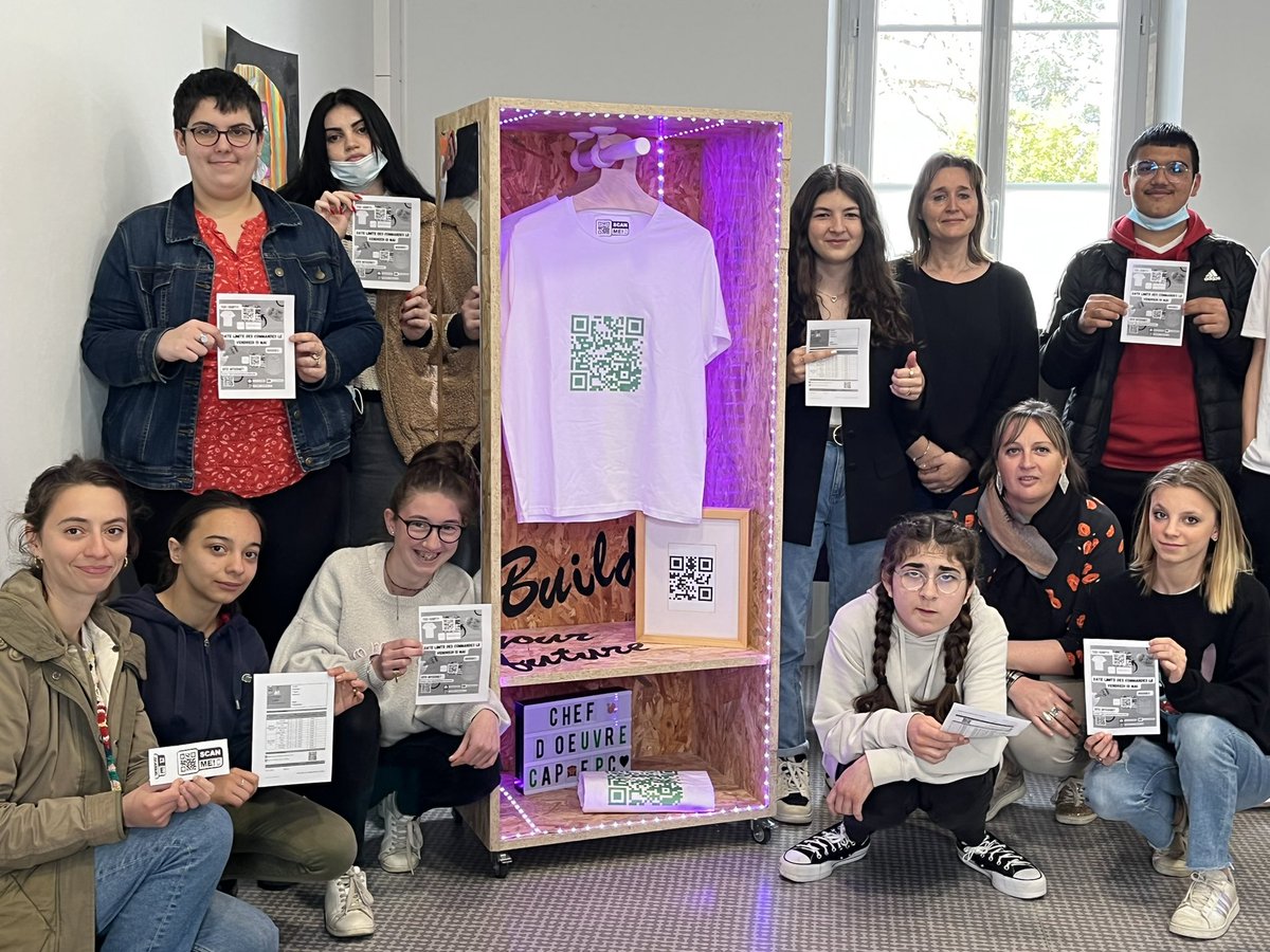 32Sep's tweet photo. 🥰💪🏻 Fierté  des #capepc pour la présentation de leur chef d’œuvre. De l’imagination du meuble à la fabrication et mise en valeur des produits à vendre ! Un travail qui devient enfin réalité ! Et quel travail !! 👏👏🎉 @S_Seguin65 @c_larmitou @LPO_AFournier32 https://t.co/UT9qgptOuq