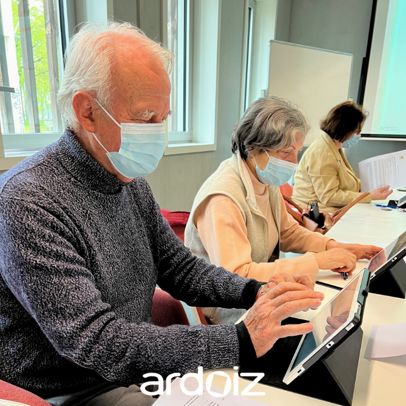 TabletteArdoiz's tweet photo. Vos avis nous sont précieux ! 🙏
Merci encore à Louis, Marie, Marie-Annie et Joëlle, nos #ardoiziens nantais, pour leur participation à notre #testutilisateur jeudi 7 avril !
#ardoiz #tablette #tablettesenior #tablettesimplifiee #tablettenumerique #laposte #inclusionnumérique https://t.co/dFwpD52eBg