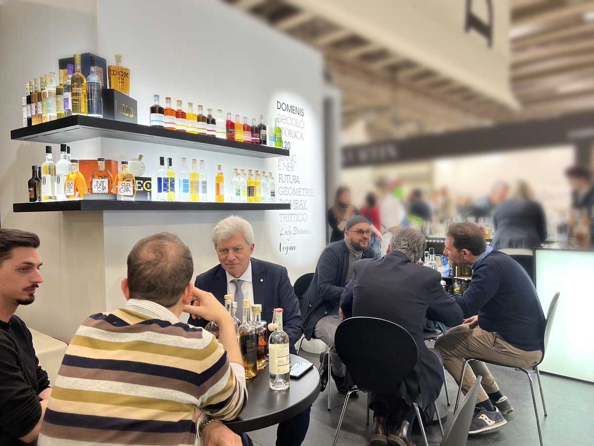 Domenis_1898's tweet photo. Cocktail strabilianti, tante bontà #domenis1898 tutte da degustare e imperdibili novità! Non siete ancora passati a trovarci?
Fino al 13 Aprile saremo a @VinitalyTasting e ti aspettiamo allo stand B7 nel padiglione 6 😉
#vinitaly #vinitaly2022 #visitusvinitaly https://t.co/s1xe3TLw2E