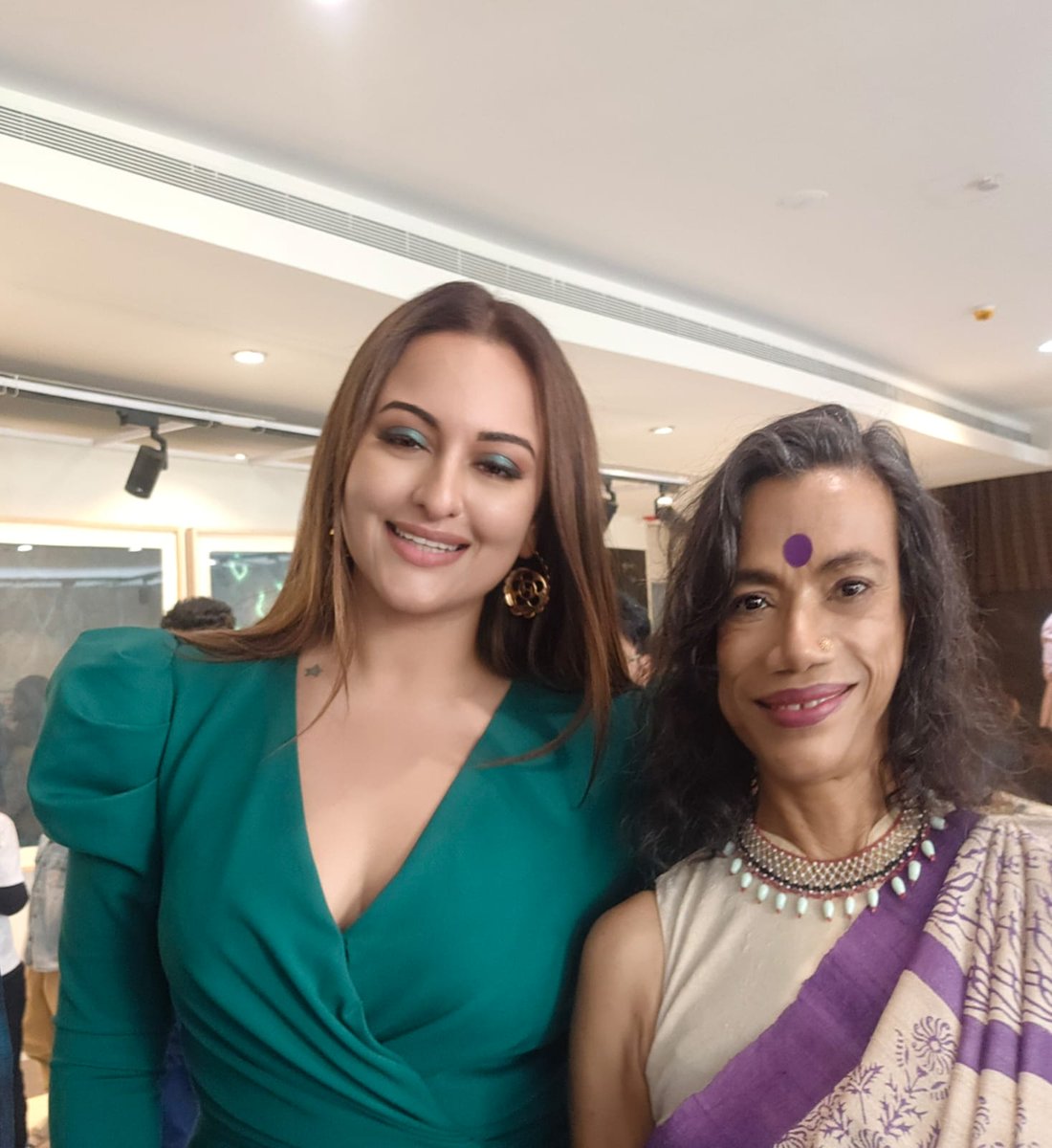 avitoko's tweet photo. When two actors meet at an artist place. #houseofcreativity. #locuscontrol #bmwshowroom #worli @SonakshiSinha https://t.co/LH9Rqfv9lY