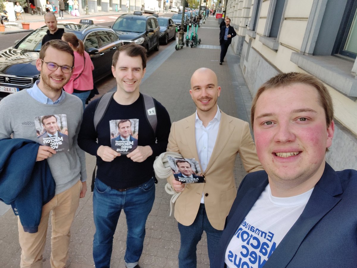 GermainDalne's tweet photo. 🇫🇷🇧🇪 Ce midi, nous sommes allés tracter à Bruxelles avec @JeunesMacron pour soutenir et appeler à voter pour @EmmanuelMacron le 24 avril ! 

Il est le seul à avoir un projet porteur d'espoir pour l'Europe, avec inévitablement des conséquences pour nous en #Belgique ! 

#NousTous https://t.co/DlqfJaTPYs
