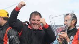 7 años atrás, el <a href="/prensatn/">TN</a> disputaba su 3º fecha en Río Gallegos.
La clase mayor era para <a href="/leonelpernia/">Leonel Pernia</a> (Fiat Línea), escoltado por <a href="/emanuelmoriatis/">EMANUEL MORIATIS</a> (Ford Focus) y <a href="/demonio306/">demonio306.eth</a> (Alfa Romeo 147).
Y la menor se la llevaba Mariano Morini,seguido por <a href="/BedeFernandez/">Bede Fernandez</a> y <a href="/arimichieletto/">Ariel Michieletto</a>.