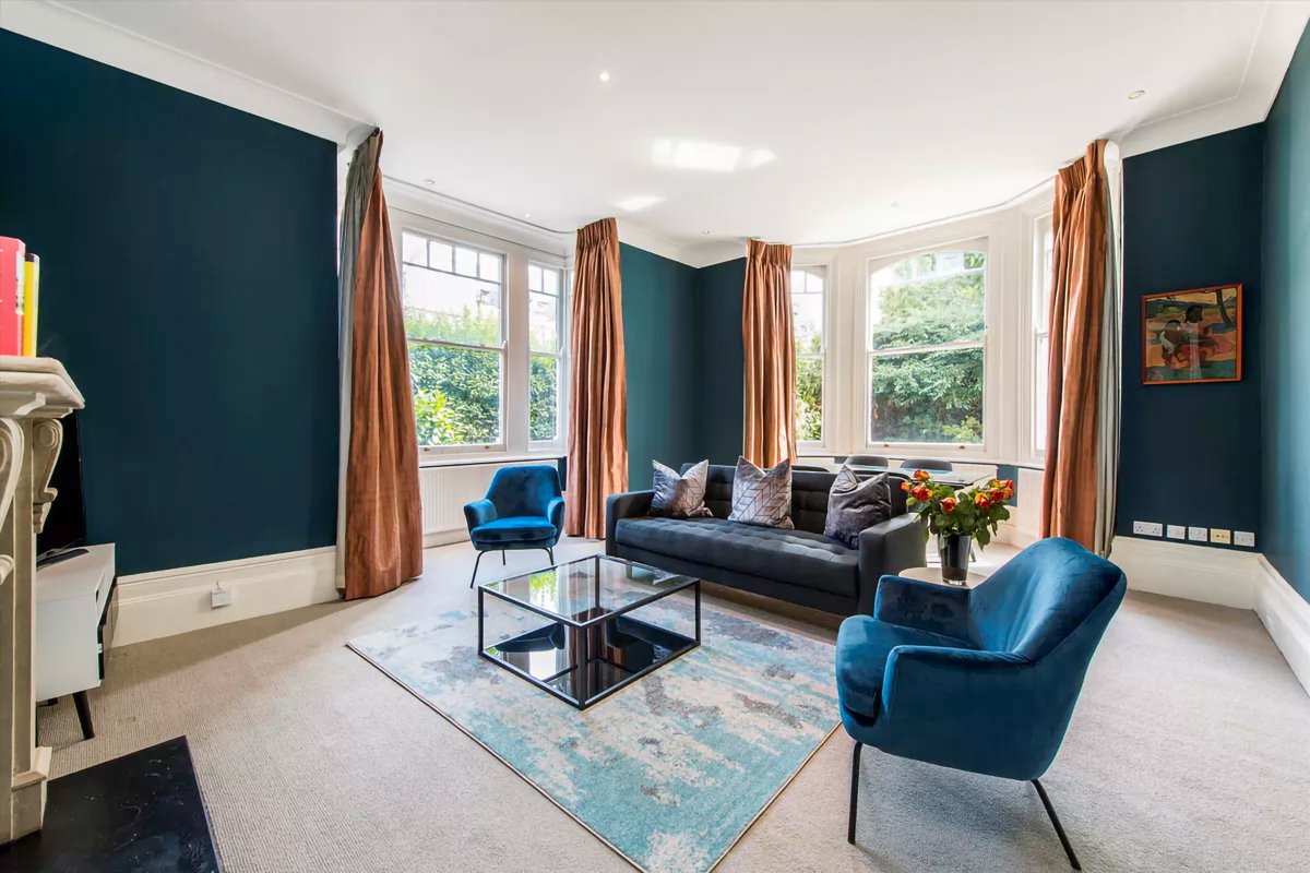 Stacks_London's tweet photo. This impressive 2-bed garden flat occupies the entire ground floor of a detached #Edwardian building &amp; benefits from a private entrance, a generous reception room, a garden &amp; a handy garden studio. Accommodation extends to approx 1,327 sq ft. On with @knightfrank https://t.co/zorHWqbIXz