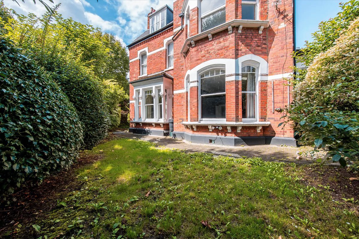 This impressive 2-bed garden flat occupies the entire ground floor of a detached #Edwardian building &amp; benefits from a private entrance, a generous reception room, a garden &amp; a handy garden studio. Accommodation extends to approx 1,327 sq ft. On with <a href="/knightfrank/">Knight Frank</a>