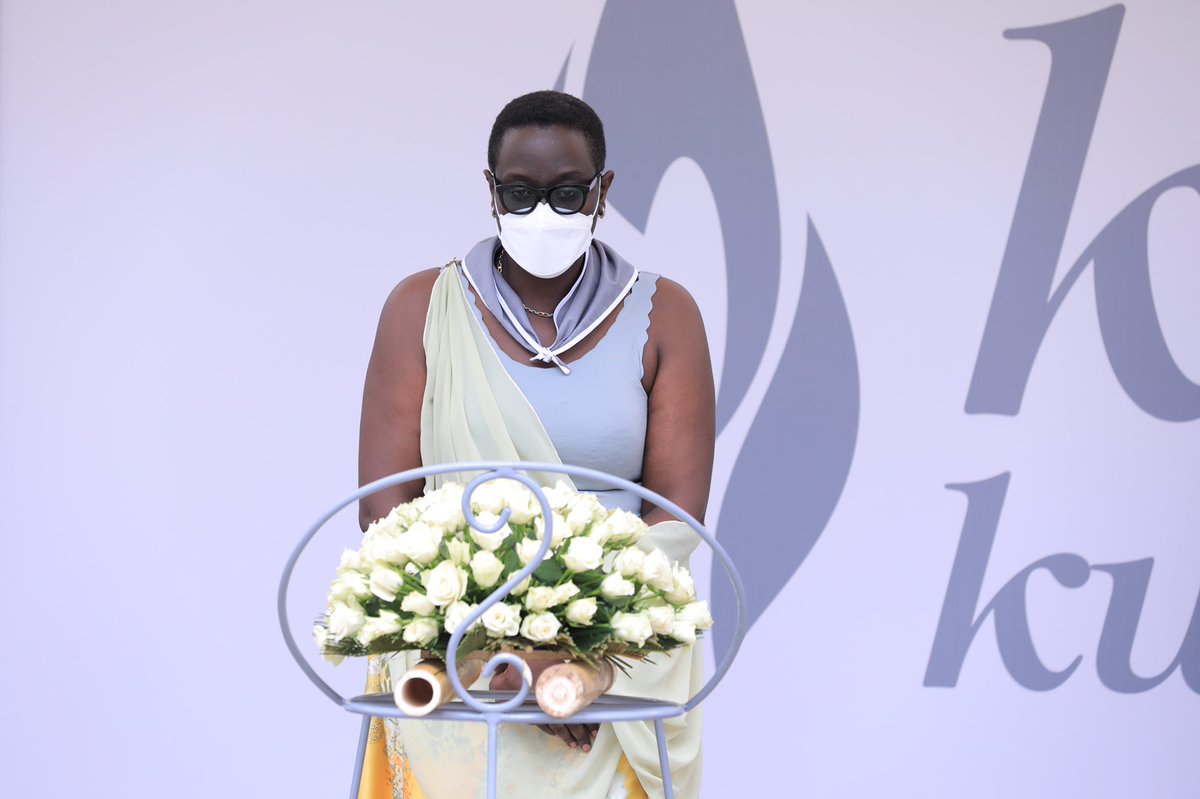 RwandaEmergency's tweet photo. In line with #Kwibuka28, today at @Kigali_Memorial, Ministers of @RwandaEmergency, @EnvironmentRw @RwandaICT, DG of @RwandaWater and representatives from agencies under @EnvironmentRw laid a wreath in honour of over one million victims of the 1994 Genocide against the Tutsi. https://t.co/Y6jK0FAlt0