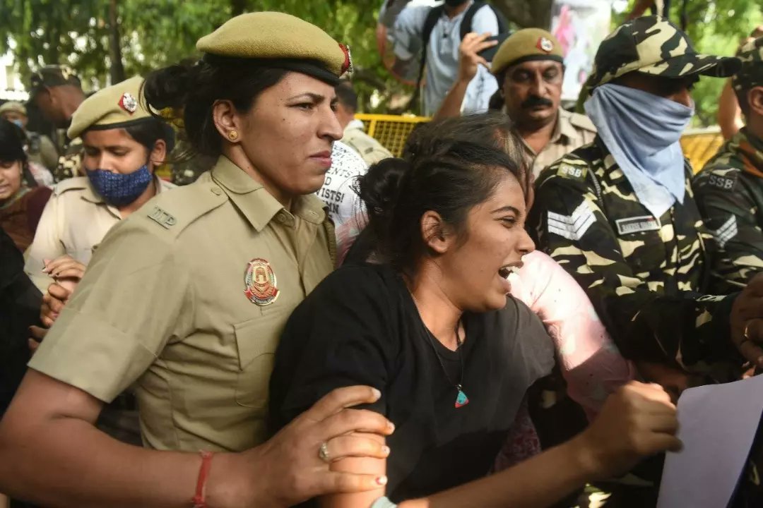 SfiDelhi's tweet photo. Stand Against ABVP Violence in JNU &amp; communalisation of campus space!

SFI activists towards Delhi police headquarters &amp; later detained by the police on 11th April.

#NoToViolence #NoToCommunalism #JNU #Delhi #SFI https://t.co/ZrA4d1N3H0