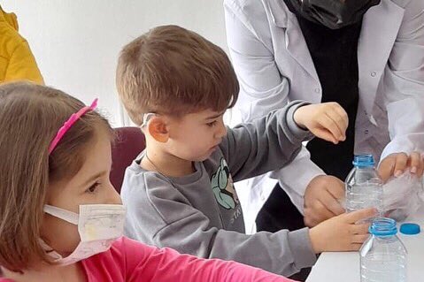 Çocuklarımızın atık malzemelerle yaptığı müzik enstrümanlarını beğendiniz mi?

Edirne Belediyesi Yaşam Merkezi’nde ara tatil etkinlikleri başladı.

Çocuklarımız atık malzemeler ile müzik enstrümanı yaparak, gönüllü eğitmen Mert Örs ile eşliğinde bu enstrümanları ritme dönüştürdü.