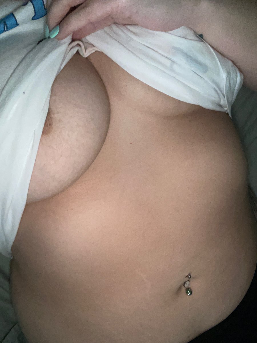 Curvybabe15's tweet photo. Good morning 😘 https://t.co/snHQKl5KeP