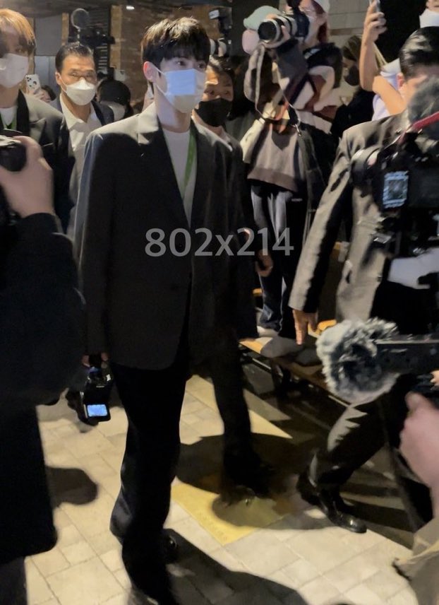 eopsda's tweet image. ㅤ ㅤ     
Bingung, mau ngisi seminar aja banyak kamera begini . . 
 ㅤ ㅤ