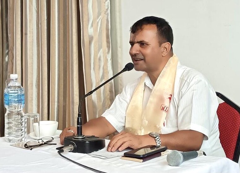 तिमीले घुम्टो फ्याक्दा फ्याक्दै नागों हुन थालेको देख्दा लज्जा छोप्न एकसरो बादललाइ निम्तो दिएको छु ।