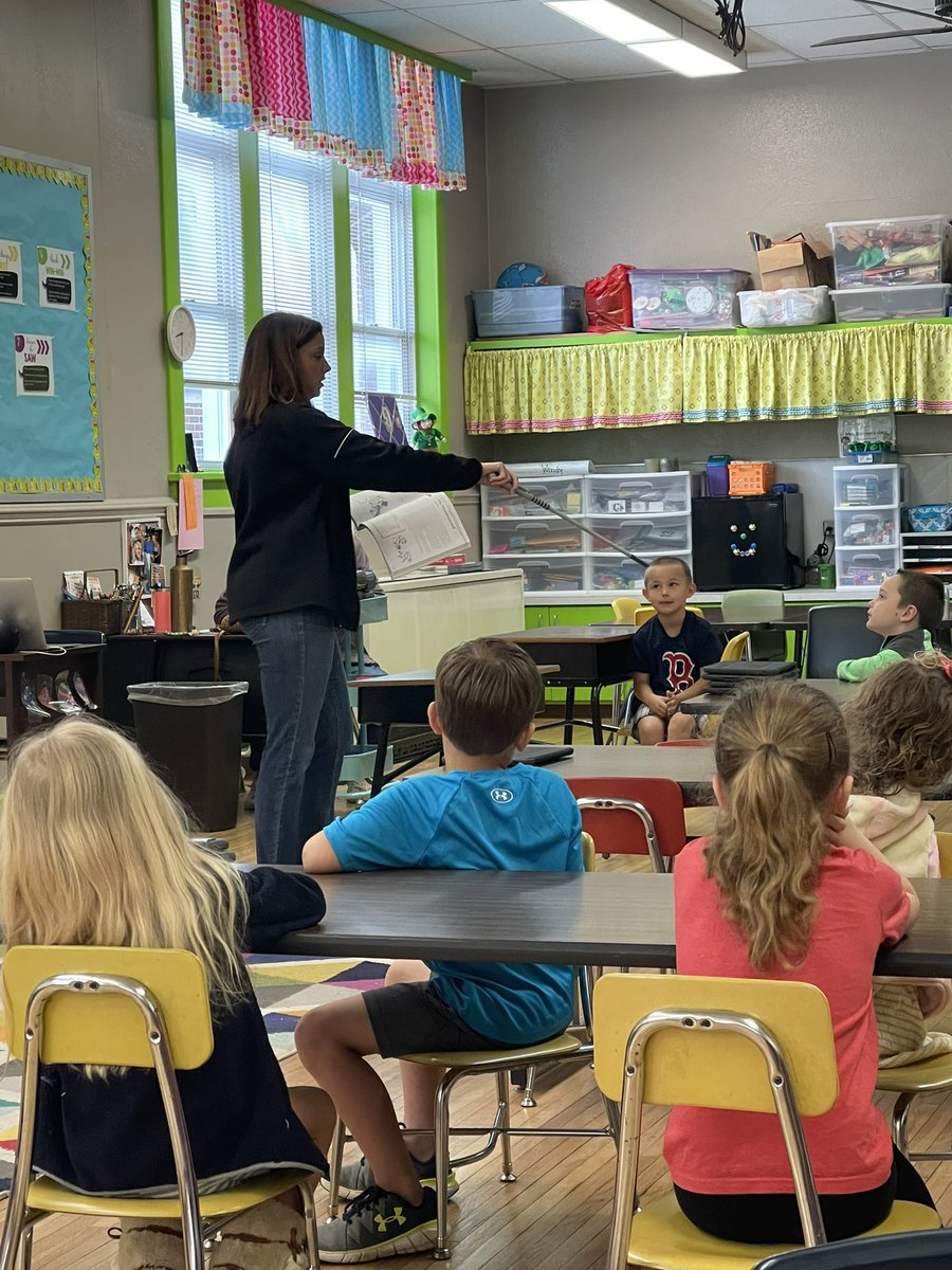 Magic at it’s best! Mrs. Burrage’s class practices phoneme substitution at the beginning of words to create new ones. Aligning the SOR to phonics. TA-DA!! <a href="/RES_RSSS/">Rockwell Elem NC</a> <a href="/JenniferWarden5/">Jennifer Warden</a> @RES_halexander <a href="/burrageal/">Alicia Burrage</a>