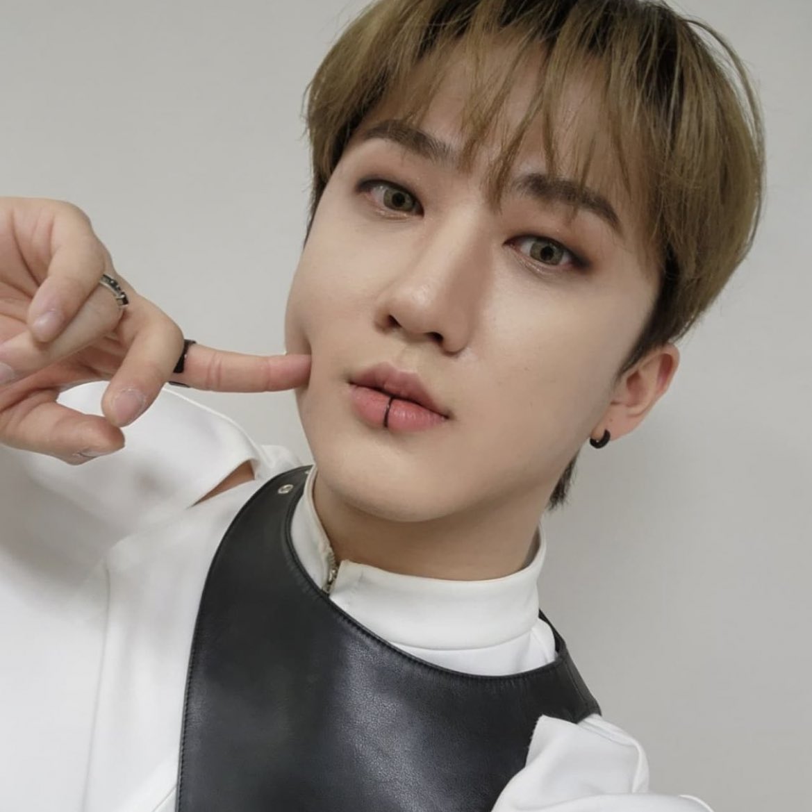plorystay's tweet photo. Lip rings. 

#DOSIE #Changbin
#PURPLE_KISS #StrayKids https://t.co/xA5WUU8OlX