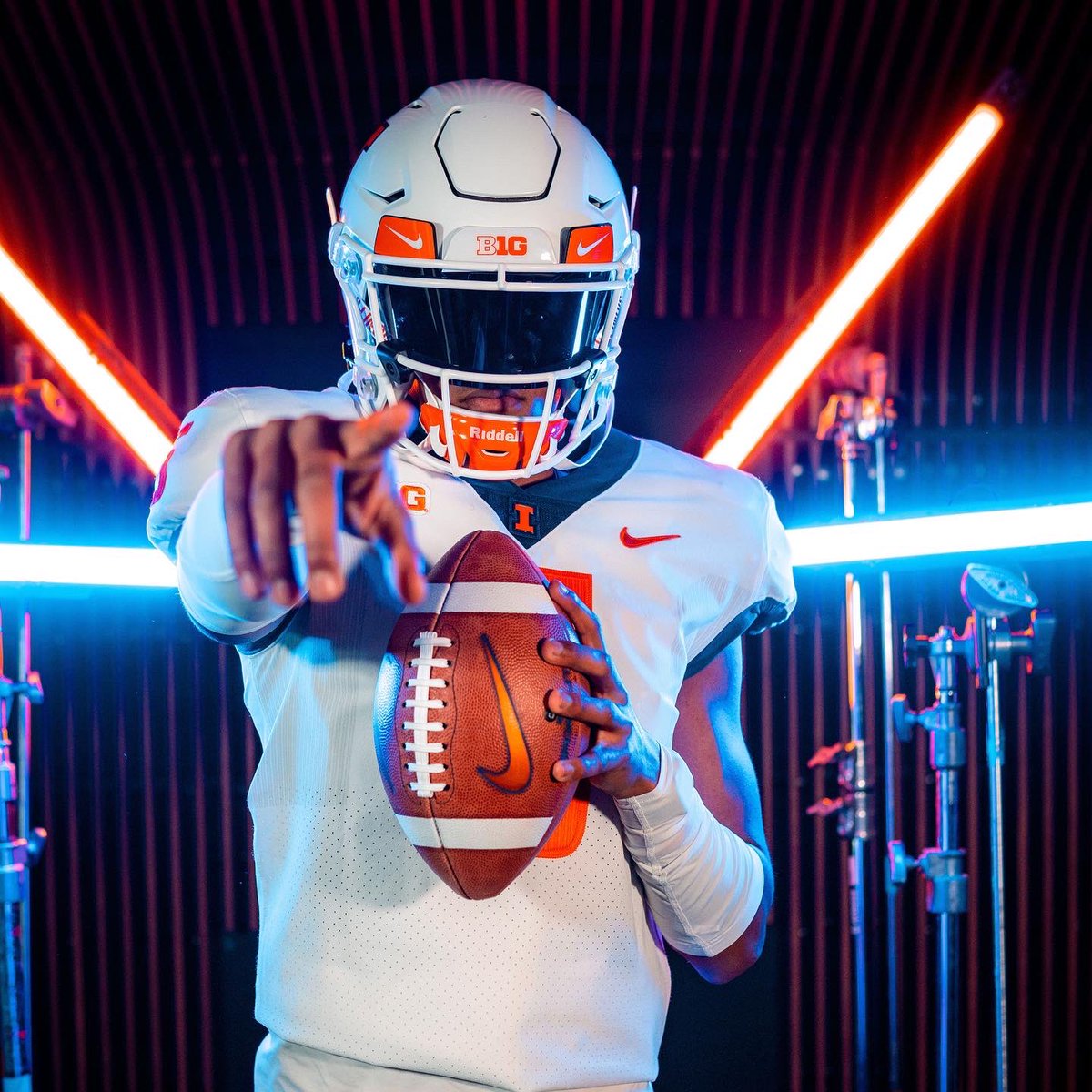 belaybrummel's tweet photo. University of Illinois📍⚪️🟠@Recruit2Illini @IllinoisRivals @IlliniFootball  @RyanEasterling @Illini_Guys @200ColumnsLuke @matthewcstevens @pierson_sid https://t.co/dMBk3rx4CL