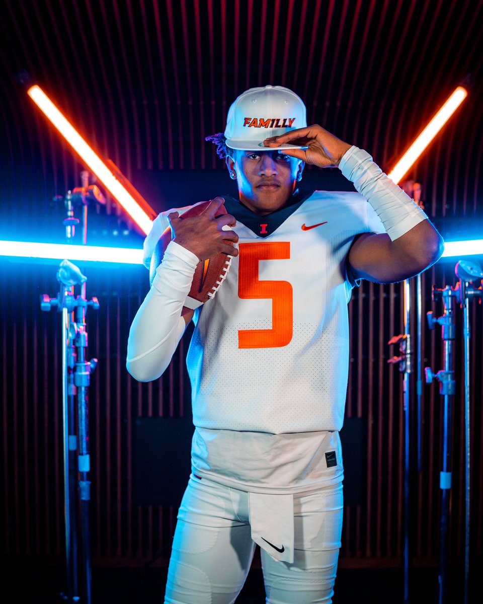 belaybrummel's tweet photo. University of Illinois📍⚪️🟠@Recruit2Illini @IllinoisRivals @IlliniFootball  @RyanEasterling @Illini_Guys @200ColumnsLuke @matthewcstevens @pierson_sid https://t.co/dMBk3rx4CL