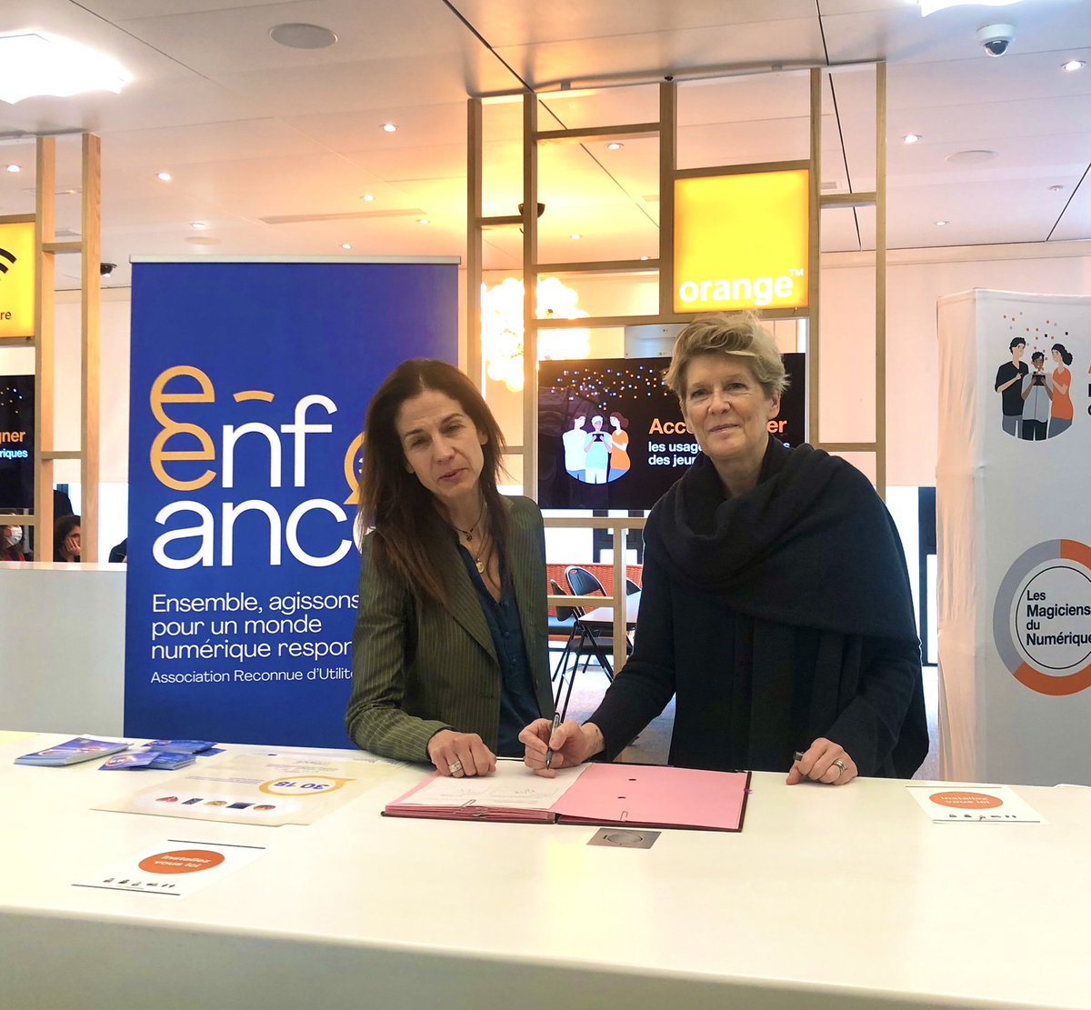 Fabienne Dulac (@fabiennedulac) on Twitter photo Parce que la protection des jeunes est indispensable, <a href="/Orange_France/">Orange France</a> poursuit son engagement contre le cyberharcèlement. Nous renouvelons notre partenariat avec <a href="/eenfance/">e-Enfance/3018</a> et le 3018, numéro national qui accueille les victimes de violences numériques <a href="/levugaelle/">Gaelle Le Vu</a> Parce que la protection des jeunes est indispensable, <a href="/Orange_France/">Orange France</a> poursuit son engagement contre le cyberharcèlement. Nous renouvelons notre partenariat avec <a href="/eenfance/">e-Enfance/3018</a> et le 3018, numéro national qui accueille les victimes de violences numériques <a href="/levugaelle/">Gaelle Le Vu</a>