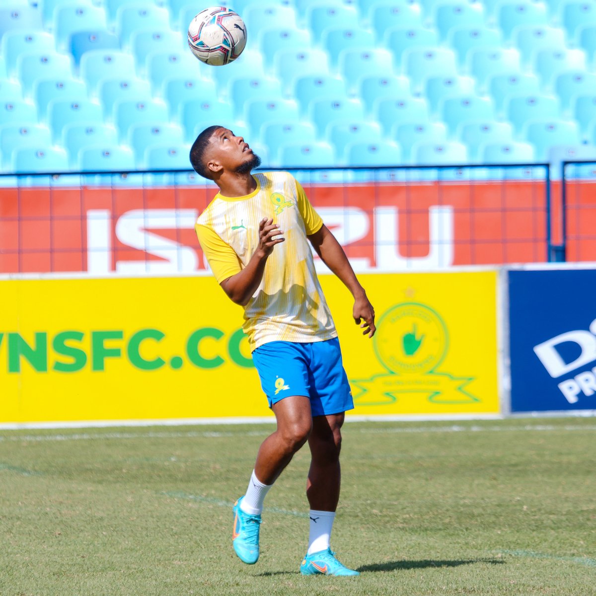 Masandawana's tweet photo. Heads Up! We've got #DStvPrem action on the way 🔜

Drop your score predictions in the comments below! 🔽

#Sundowns https://t.co/bS2qvtltrU
