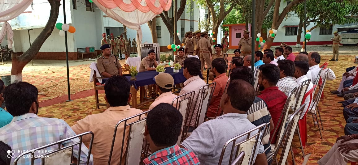 balrampurpolice's tweet photo. #वार्षिक_निरीक्षण_2022
#Digdevipatan महोदय द्वारा को0गैसड़ी में संभ्रांत व्यक्तियों/प्रधान/ग्राम प्रहरियो के साथ गोष्ठी कर क्षेत्र में शांति/सुरक्षा के दृष्टिगत पुलिस का सहयोग कर अपराधिक तत्वों की रोकथाम हेतु उसकी सूचना स्थानीय पुलिस को अवगत कराने की अपील की गई।
#BalrampurPolice https://t.co/GUqMYwtgsp