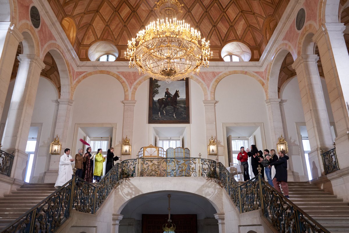 PatrimNacional's tweet photo. ¿Sabías que Victoria Eugenia fue la primera reina en España en convertirse en un icono de moda 👠?

🧵 El programa @MaestrosCostura de @rtve se atreve con su armario en el Palacio de #Aranjuez.

Los aspirantes realizarán una réplica de su vestido 👗. ¡No te lo pierdas esta noche! https://t.co/2jbDhCeW10