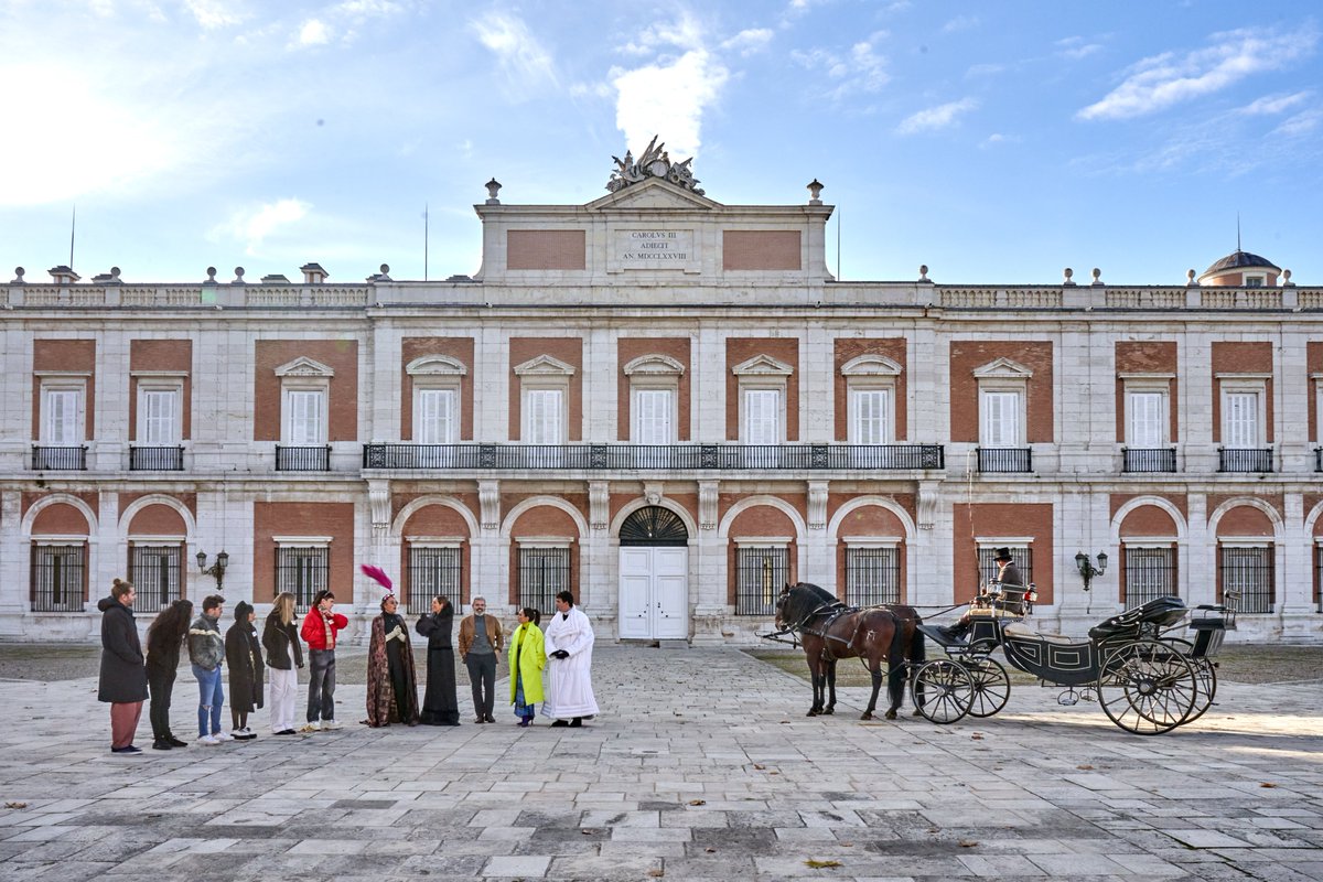 PatrimNacional's tweet photo. ¿Sabías que Victoria Eugenia fue la primera reina en España en convertirse en un icono de moda 👠?

🧵 El programa @MaestrosCostura de @rtve se atreve con su armario en el Palacio de #Aranjuez.

Los aspirantes realizarán una réplica de su vestido 👗. ¡No te lo pierdas esta noche! https://t.co/2jbDhCeW10