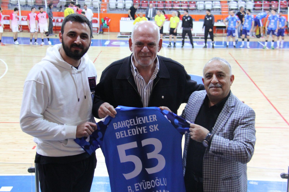 BahcelievlerBSK's tweet photo. 2021 -2022 Hentbol Sezonunun son maçında bizi yalnız bırakmayan..

AK Parti İlçe başkanı sayın: FATİH TUNA 

Önceki dönem hentbol federasyon başkanı sayın: BİLAL EYÜBOĞLU

Sponsorumuz MEDİCANA SAĞLIK Grubuna MURAT KALAFATOĞLU ve GÜL UĞURLU forma takdim edildi. https://t.co/WvjDZWOA7G