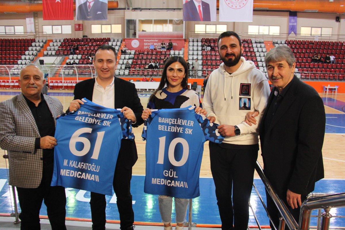 BahcelievlerBSK's tweet photo. 2021 -2022 Hentbol Sezonunun son maçında bizi yalnız bırakmayan..

AK Parti İlçe başkanı sayın: FATİH TUNA 

Önceki dönem hentbol federasyon başkanı sayın: BİLAL EYÜBOĞLU

Sponsorumuz MEDİCANA SAĞLIK Grubuna MURAT KALAFATOĞLU ve GÜL UĞURLU forma takdim edildi. https://t.co/WvjDZWOA7G