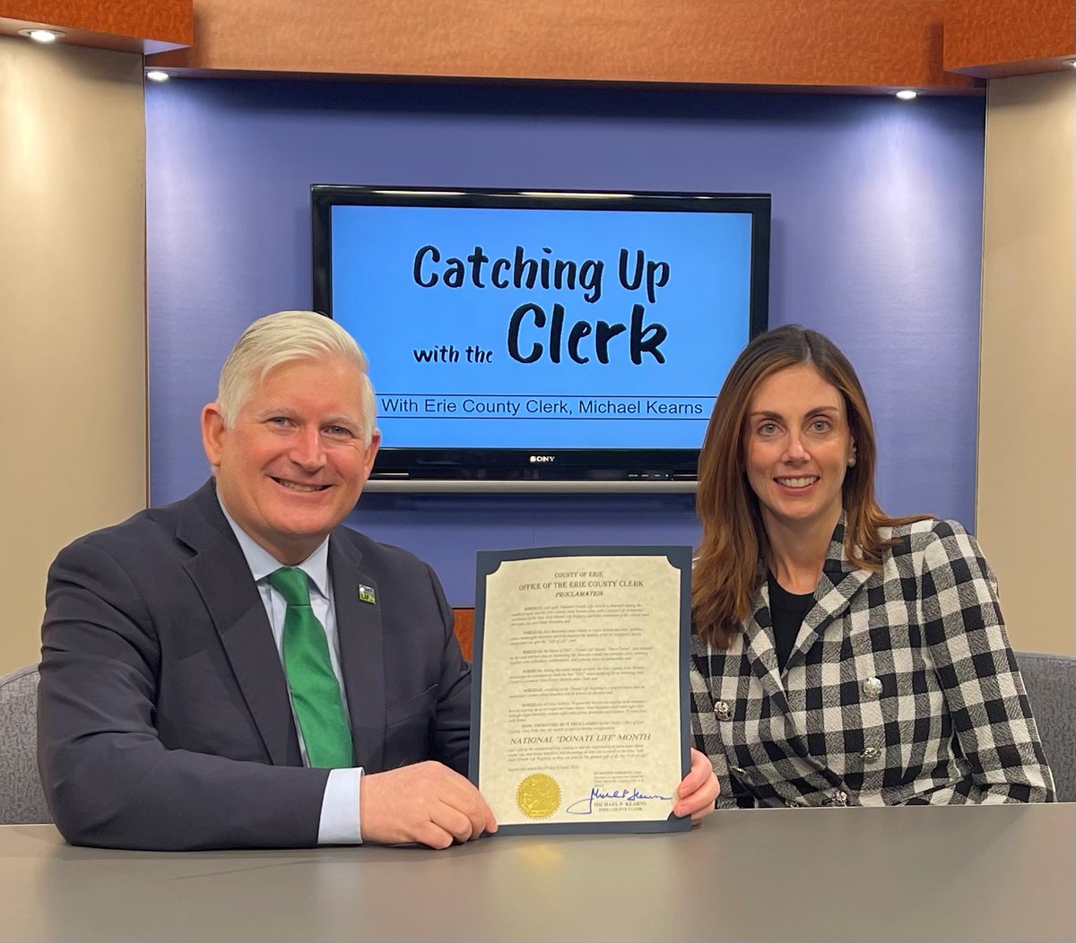 ErieCountyClerk's tweet photo. Watch all that’s happening at the Erie County Clerk's Office on #CatchingUpWithTheClerk.
April is #DonateLifeMonth! My guest is Sarah Diina w/@ConnectLife.
Watch on Spectrum #Buffalo Channel 20 or click here: https://t.co/NZzn0124Yy
💙💚 #DonateLife #CheckYes✅#BeAHero https://t.co/aV4eDcycxa