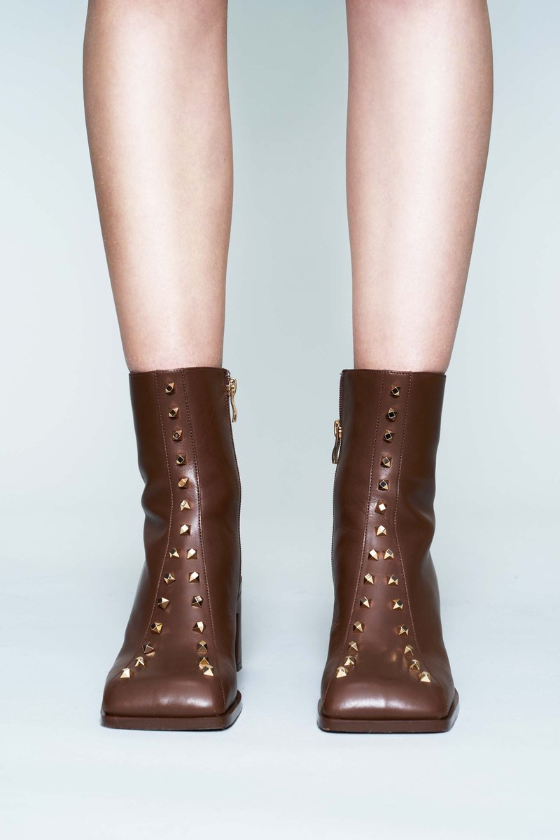 Vivienne_Hu's tweet photo. A dazzling display. Studded boots meant to turn heads. #viviennehu #trendingfashion #luxuryfashion https://t.co/3m732mWbln