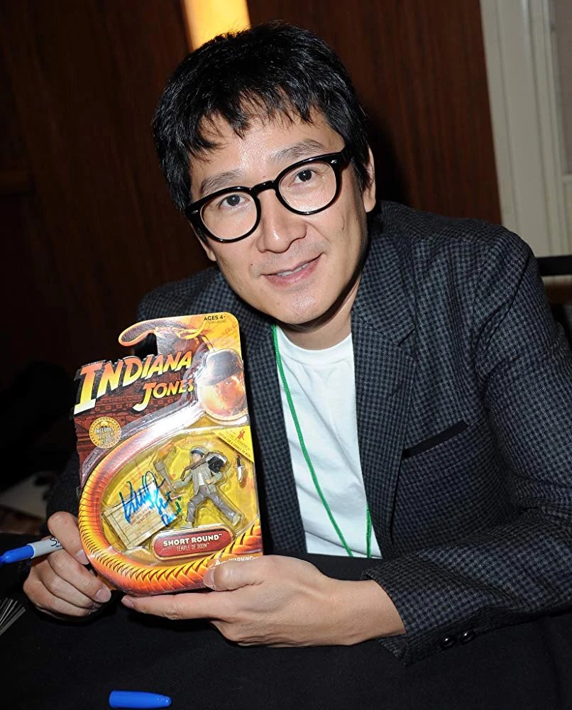 TuSpoilerMx's tweet photo. #EverythingEverywhereAllAtOnce es la primera gran película de Hollywood de #KeHuyQuan desde #IndianaJones2 y #Goonies.
Estaba consternado por la falta de oportunidades para los estadounidenses de origen asiático, pero el éxito de #CrazyRichAsians lo inspiró a volver a actuar. https://t.co/G3KRjmgSFd