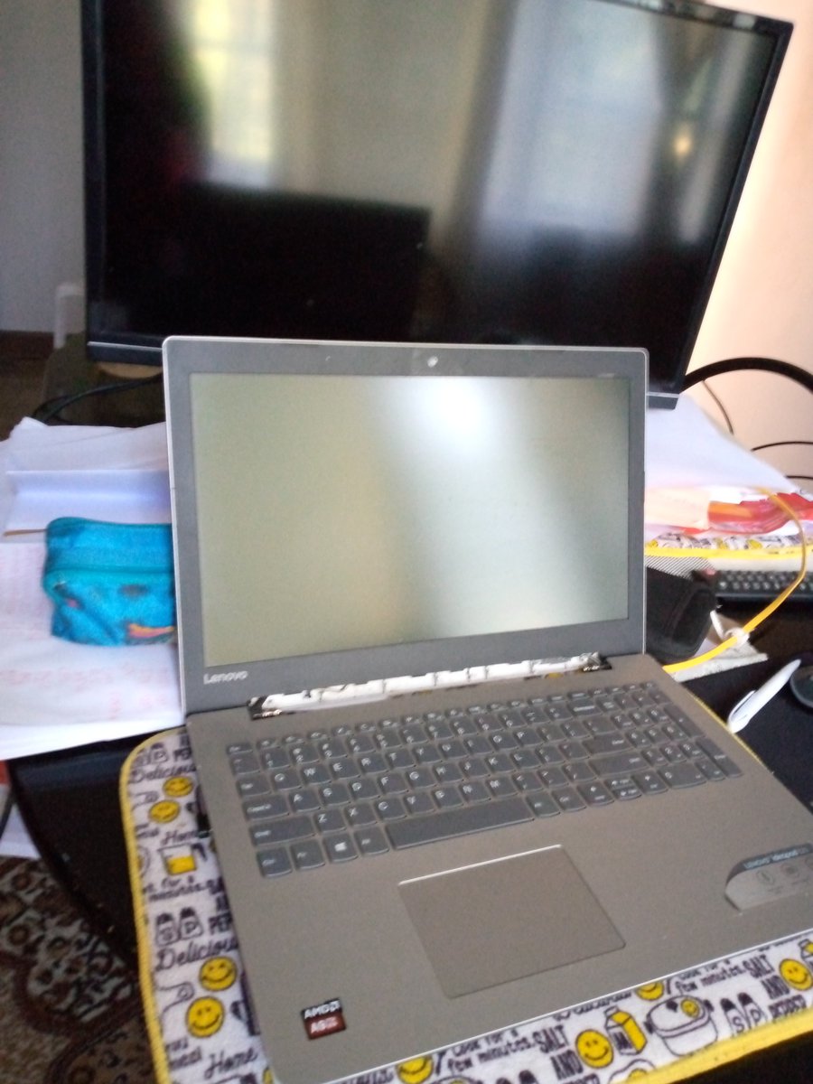 Concesa17's tweet photo. @_AndyFeltham @publicationbot Ooh yes.... Look at my working table👇I have to use 2 screens.... Best for my 👀 https://t.co/5uVcZMoaUI