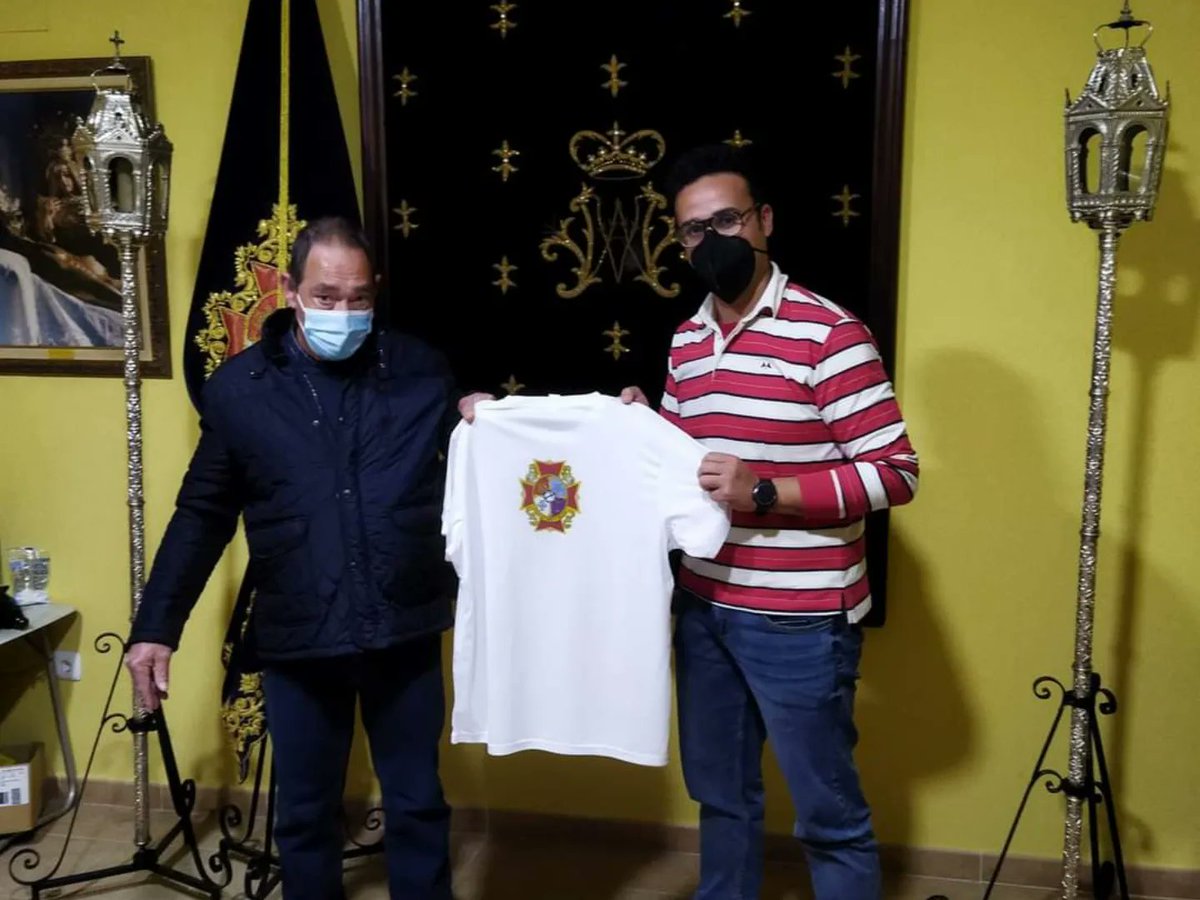 hdnazarenogibra's tweet photo. 👕 La Hermandad agradece a este grupo de chavales del #CDOCristoRoto el gran trabajo realizado al elaborar las camisetas que portarán con mucho orgullo nuestros hermanos costaleros en la Estación de Penitencia de mañana.

#LaDiversidadFunciona #CDOCristoRoto #NazarenoGibraleón22 https://t.co/hihOtuqGmY