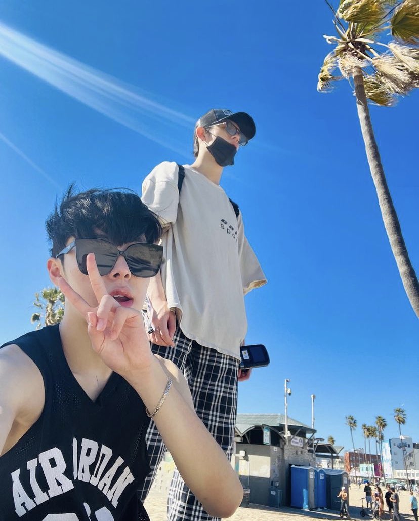 NISHllMURA's tweet photo. Forgetting the iconic palm trees must be a crime, so I went ahead to snap some pictures there while capturing the crystal clear sky. https://t.co/MjQFOB2IvF