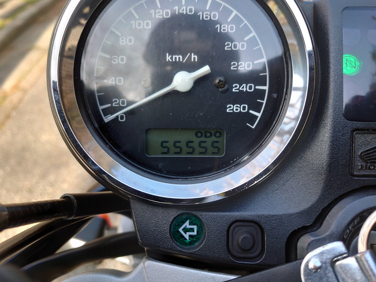 Dl6Tw5MhDmOHljv's tweet photo. ゾロ目ー、まだまだ元気に走ってくれよ
#hornet900
#ホーネット900
#cb900hornet https://t.co/mcpOwChTsc