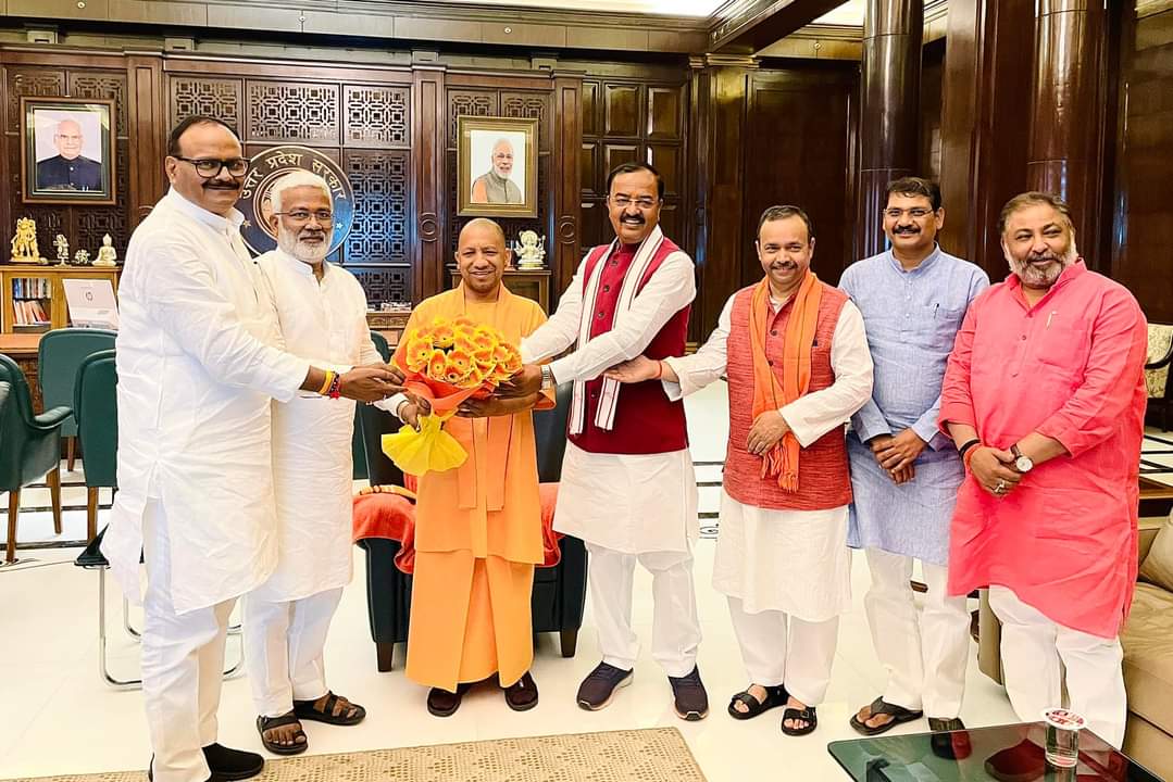 लोक भवन में स्थानीय प्राधिकरण निर्वाचन क्षेत्र के विधान परिषद द्विवार्षिक चुनाव में भारतीय जनता पार्टी की प्रचंड विजय पर मा. मुख्यमंत्री श्री <a href="/myogiadityanath/">Yogi Adityanath</a> जी को भाजपा प्रदेश अध्यक्ष श्री <a href="/swatantrabjp/">Swatantra Dev Singh</a> जी, #DYCM श्री <a href="/kpmaurya1/">Keshav Prasad Maurya</a> जी ने वरिष्ठ सहयोगियों के साथ शुभकामनाएं दी।