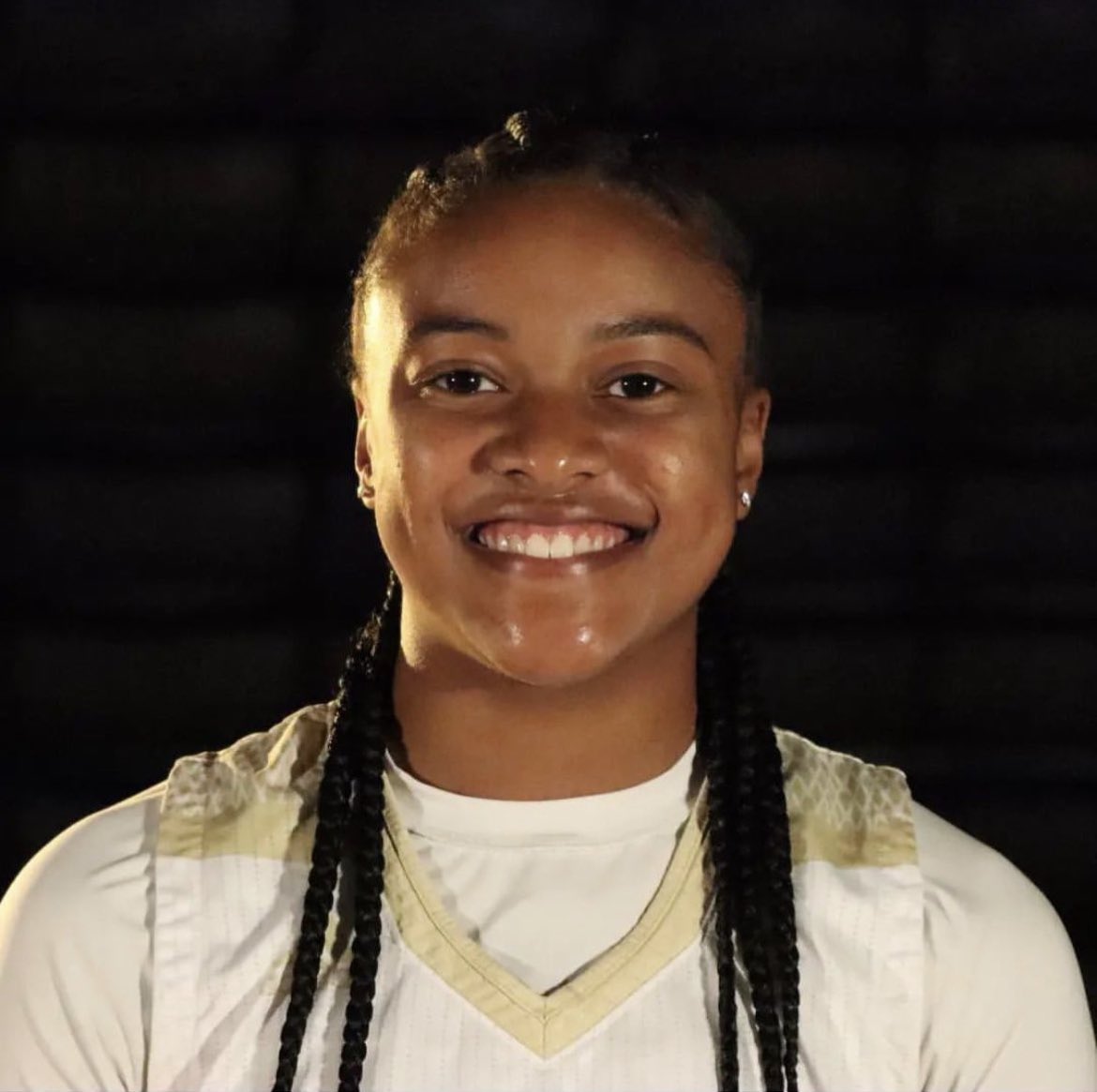 Congratulations to 
Warren Central Lady Warrior
Le’Aije Ellington!!!  <a href="/Leleball14/">LeAije Ellington</a> 
Le’Aije signed her letter of intent to continue her academic and atheletic careers at King University
 in Tennessee 
@king_wbb 
#TEAMTOGETHER 
<a href="/msdwarren/">MSD of Warren Township</a> 
<a href="/WCHS_Warriors/">Warren Central HS</a> 
@911WEDM