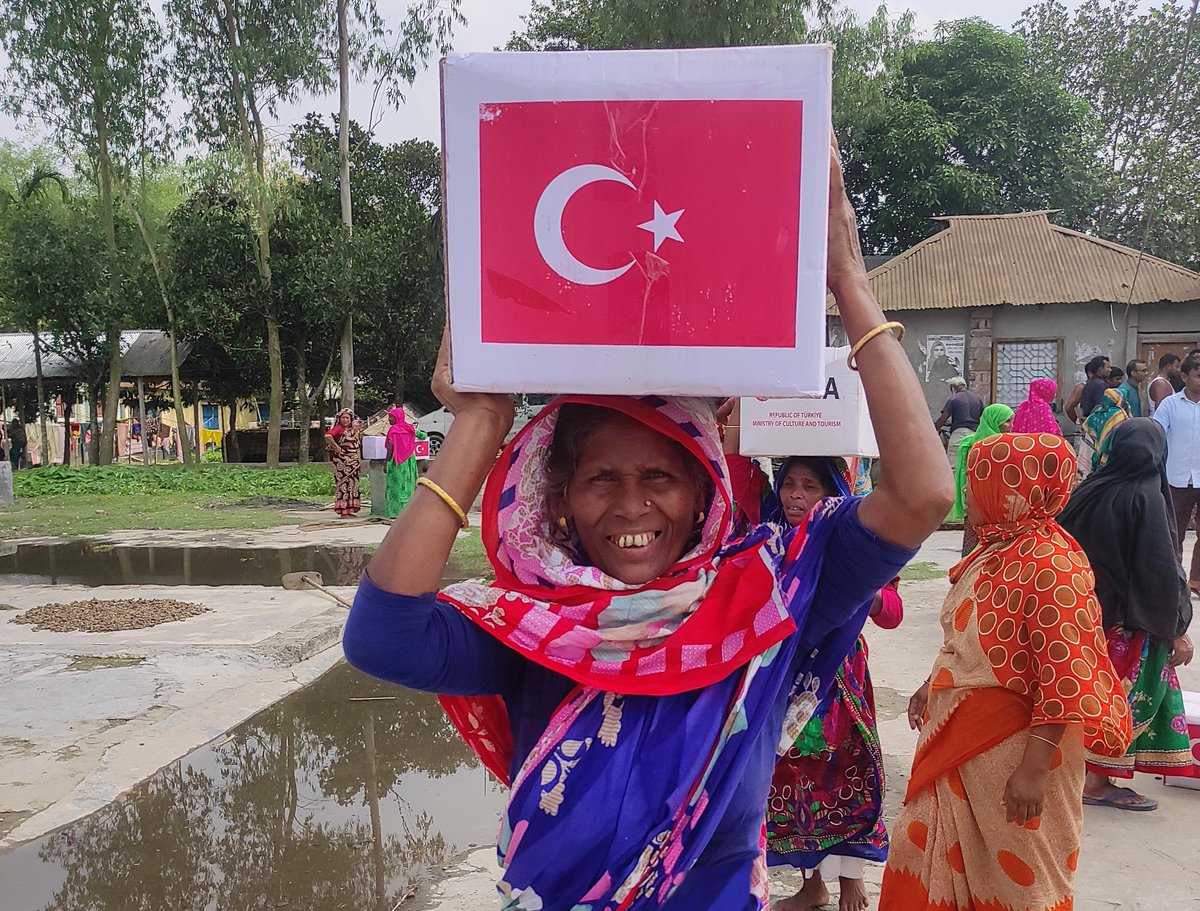 Tika_Turkiye's tweet photo. TİKA'nın #Ramazan programları #Bangladeş'te devam ediyor

Rohingyalı Müslümanlar, dar gelirli aileler ve yetimhanelerdeki öğrencilere yönelik düzenlenen programın ilk etabında Saidpur ve Lalmonirhat illerinde 1.000 gıda kolisi dağıtıldı. https://t.co/zN6lerAVdb