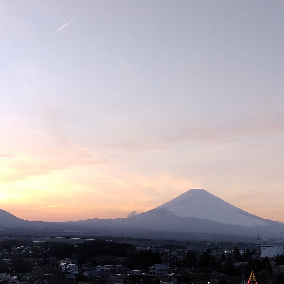 🗻富士山通信🗻 こんばんは😃 過日撮影の 夕焼け富士山です🗻 微かに飛行機雲✈ 穏やかな 夜をおすごしくださいね🌛🌟 今日も一日 お疲れさまでした💕 素敵な夜を❇❇❇