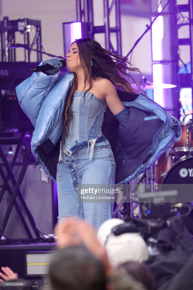 QGCMidias's tweet photo. 📸• Camila no palco do @TODAYshow hoje em New York! 💙 #2 https://t.co/H1ySji71Cx