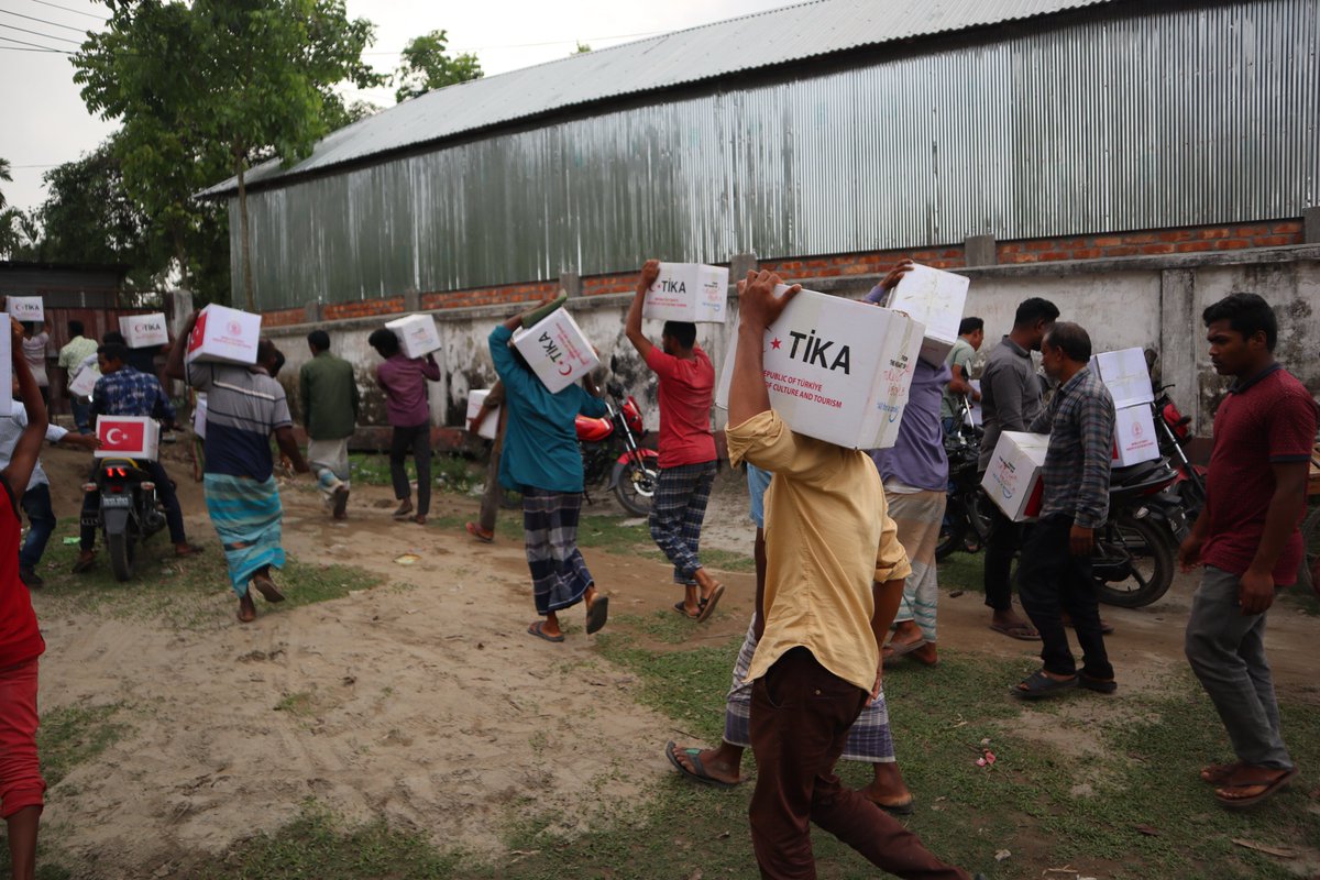 Tika_Turkiye's tweet photo. TİKA'nın #Ramazan programları #Bangladeş'te devam ediyor

Rohingyalı Müslümanlar, dar gelirli aileler ve yetimhanelerdeki öğrencilere yönelik düzenlenen programın ilk etabında Saidpur ve Lalmonirhat illerinde 1.000 gıda kolisi dağıtıldı. https://t.co/zN6lerAVdb