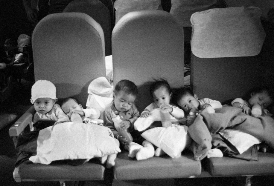HistoryHourly's tweet photo. #History - Vietnamese orphans fill the seats of a C-5A Galaxy transport plane for the initial flight of Operation Babylift from Saigon's Tan Son Nhut Airport, Vietnam War, April 4, 1975.[916x623] - #1975916x623 #airport #April #Babylift #C5A #fill #flight #Galaxy #initial #Nh... https://t.co/xvZVzkcXxq