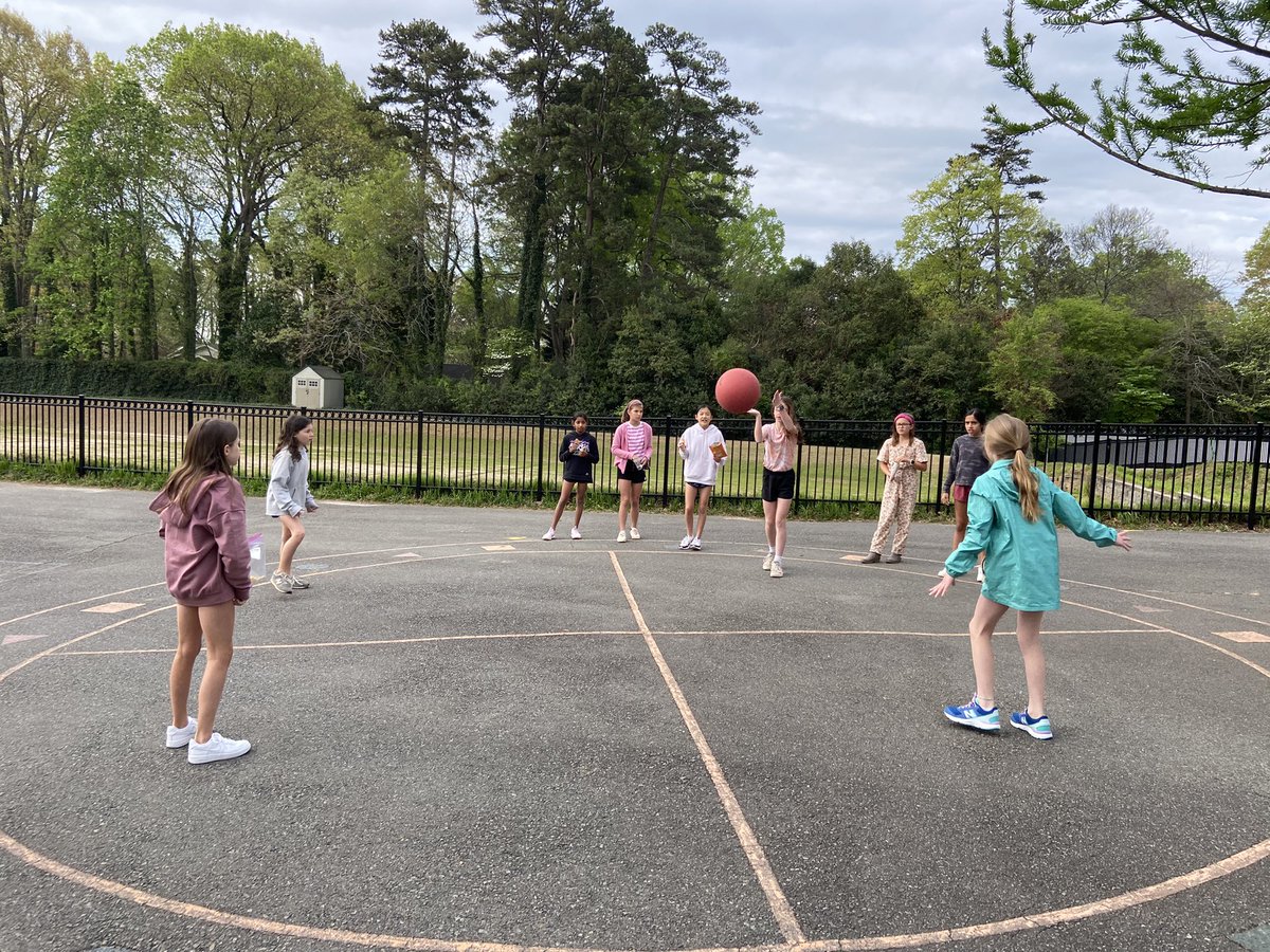 pds_5S's tweet photo. PD 5th graders enjoy some Four Square fun at morning break. #pdschargers https://t.co/fcCe7yfhlF