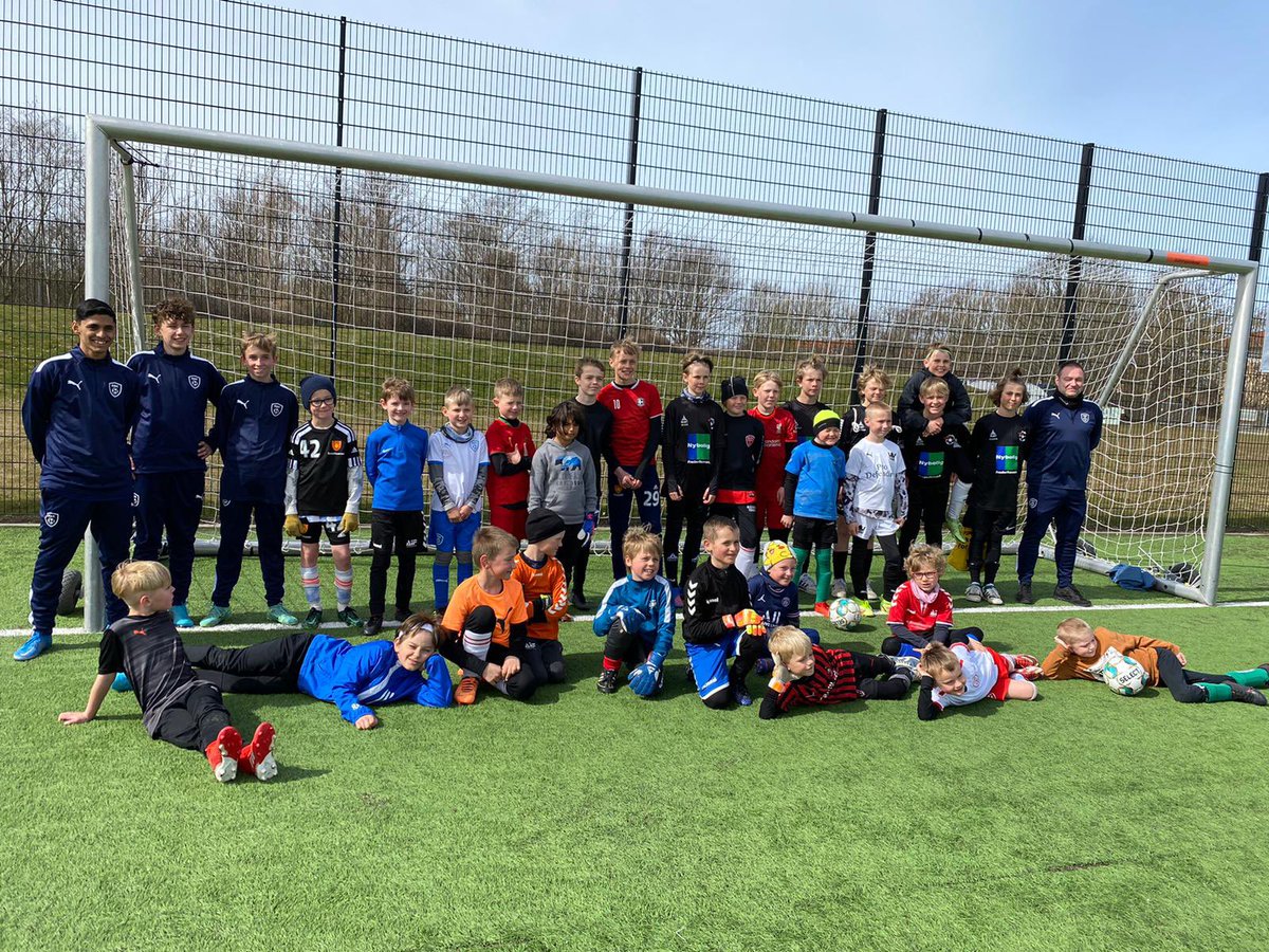 RBKoge's tweet photo. Gruppe billede - RBK Påske Camp ll Frederiksværk 2022
#rbk2020 #rbkøge #rbkoge #rbkcamp #rbkfodboldcamp #mpbiler #unisport #puma https://t.co/uP6H9Oq7M4