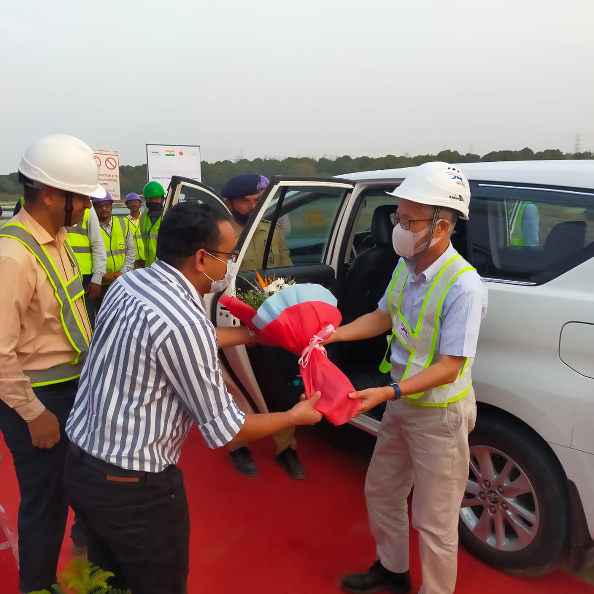 sdmvalsad's tweet photo. Received H. E. Satoshi Suzuki, Ambassador of Japan🇯🇵 in India🇮🇳 at Vapi Bullet Train Project.
@collectorvalsad @InfoGujarat @InfoValsadGoG https://t.co/IzBZjZe7C6