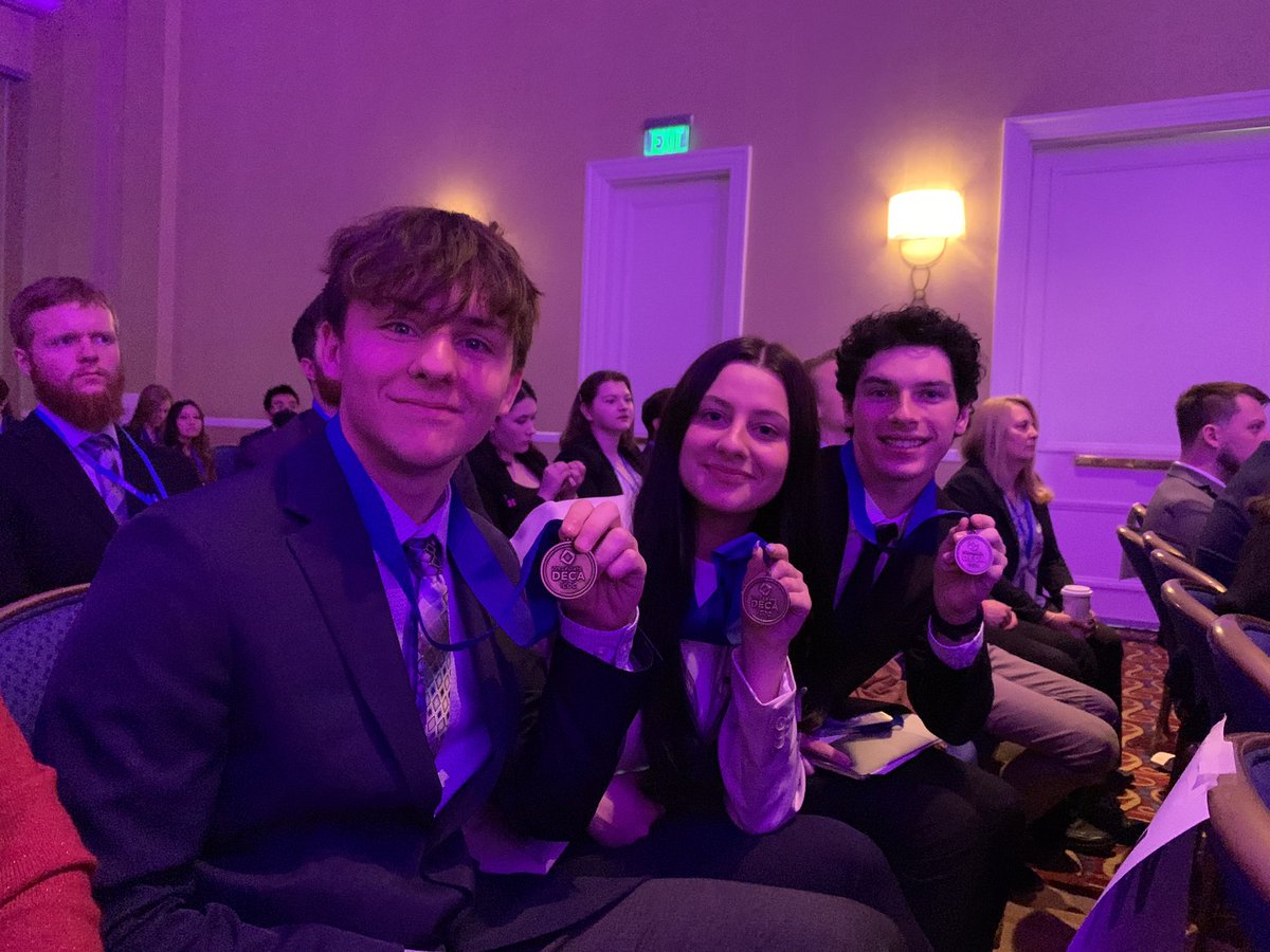 SophiaKoustas's tweet photo. This just happened #cdecaicdc @SNHUOnCampus @SNHUBusiness @Professor_Food @Profblais PERRI team business is a finalist in the #startingyourownbusiness category #entrepreneurshipeducation 🤩 https://t.co/BbNJjrCHG8