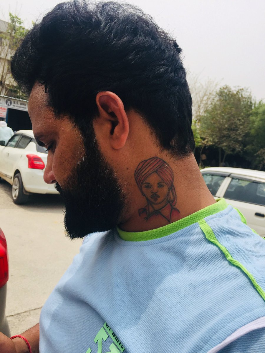 Hasyakavived's tweet photo. #JaiHind आज दोपहर पलवल में अचानक मेरे सामने एक लड़का आया ..मेरी आत्मा मुस्कुरा उठी ..उसकी गर्दन पर एक टैटू बना था ..शहीद भगत सिंह का ..मन तृप्त हो गया ..गुरुग्राम का टिंकू नाम का यह लड़का ..हम बेमतलब चिंता करते रहते हैं कि हमारे युवा किस दिशा में जा रहे हैं..जय ��िंद 🙏🙏🙏 https://t.co/5BDl2DHbSx