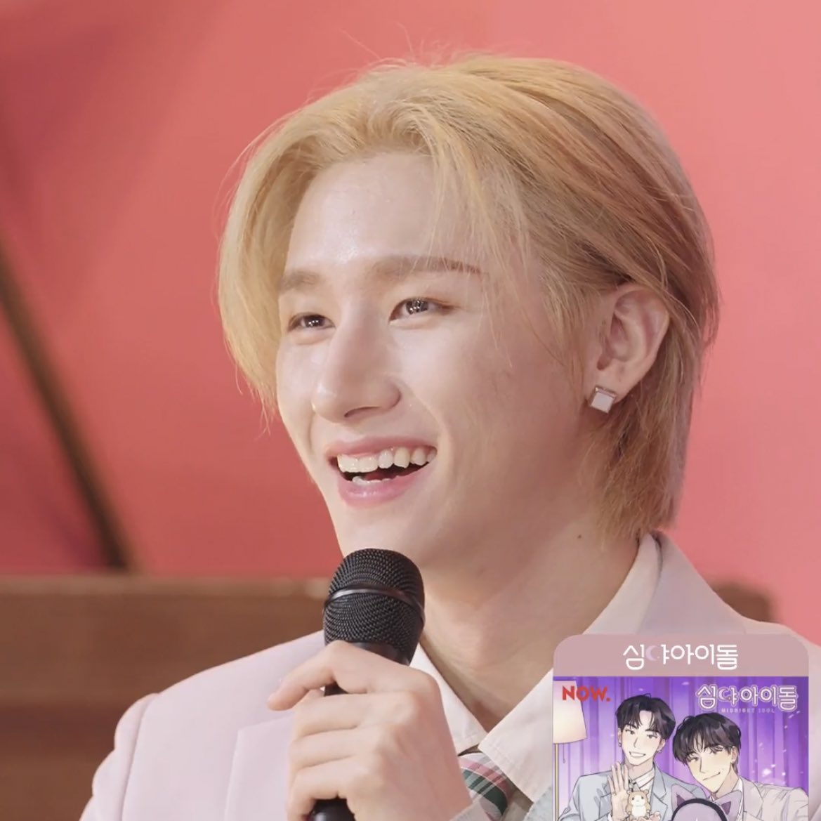 changkyuniesite's tweet photo. he has the entire galaxy in his eyes 🥺🥺 https://t.co/4Xe4ru71oj