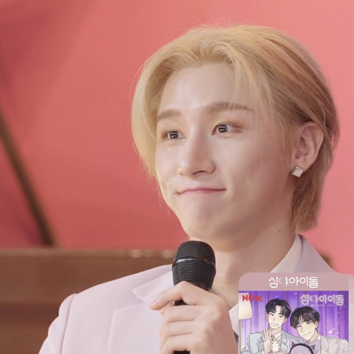 changkyuniesite's tweet photo. he has the entire galaxy in his eyes 🥺🥺 https://t.co/4Xe4ru71oj