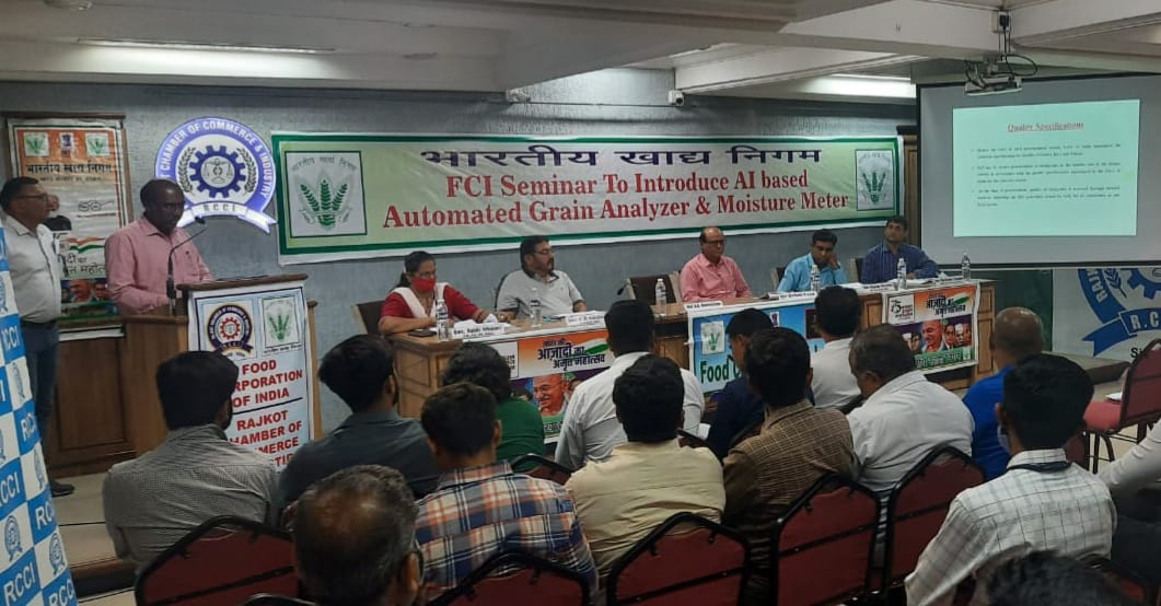 FCI_Gujarat's tweet photo. #Digitization A seminar organised on 12.4.22 by FCI in collaboration with Rajkot Chambers of Commerce & Industries on development of AI Based Foodgrain Analyzer and Automatic Moisture Meter. #TransformativeReforms
@FCI_India @fooddeptgoi @PIBConsumerFood @AmritMahotsav https://t.co/nxsLNdED8T