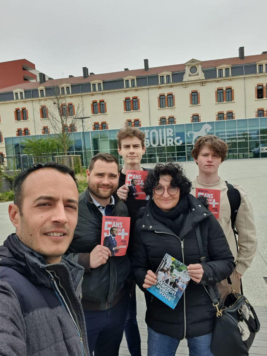 chrisholl1's tweet photo. A la rencontre des jeunes étudiants à #Valence avec @JeunesMacron26 Des échanges sur l'abstention, le vote blanc, le bilan d'@EmmanuelMacron,  le projet pour #5ansdeplus
Indispensable au lendemain du #1erTour de continuer à écouter, expliquer et débattre.
#JevoteMacronle24avril https://t.co/Ru7IG0v76s